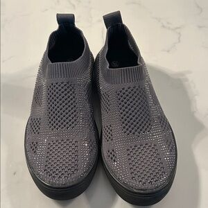 bernie mev. new Women's Gray silver Knit Slip-On Sneakers